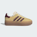 Adidas Gazelle Bold, color casi amarillo y granate