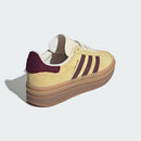 Adidas Gazelle Bold, color casi amarillo y granate