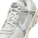 Nike Air Zoom Vomero 5 en tono platino